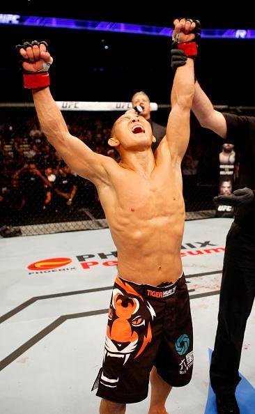 Ning Guangyou venceu Royston Wee por nocaute tcnico no segundo round