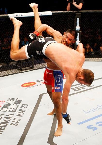 Fotos da ltima luta da carreira de Mark Muoz, com vitria sobre Luke Barnatt