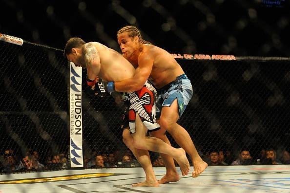 Fotos da vitria dominante de Frankie Edgar sobre Urijah Faber