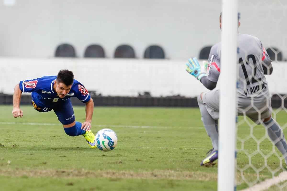 Cruzeiro lutou diante do Santos, mas no conseguiu frear o bom ataque do Peixe e saiu derrotado