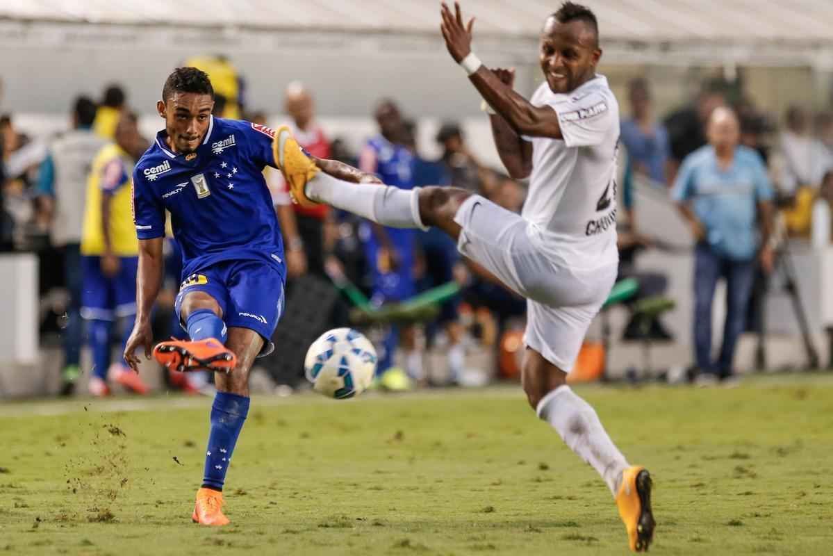 Cruzeiro lutou diante do Santos, mas no conseguiu frear o bom ataque do Peixe e saiu derrotado