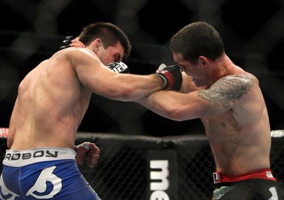 Chris Weidman superou Demian Maia por decisão unânime, no UFC on Fox 2, em 2012
