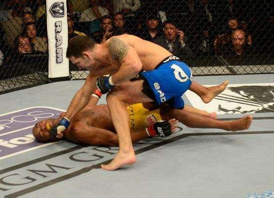 Chris Weidman nocauteou Anderson Silva e conquistou o cinturão dos médios, em julho de 2013, no UFC 162
