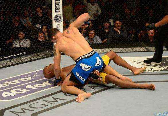 Chris Weidman nocauteou Anderson Silva e conquistou o cinturão dos médios, em julho de 2013, no UFC 162