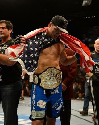 Chris Weidman nocauteou Anderson Silva e conquistou o cinturão dos médios, em julho de 2013, no UFC 162