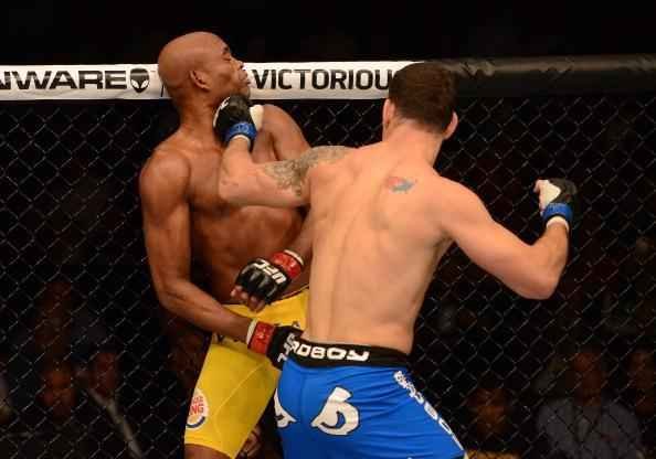 Chris Weidman nocauteou Anderson Silva e conquistou o cinturo dos mdios, em julho de 2013, no UFC 162