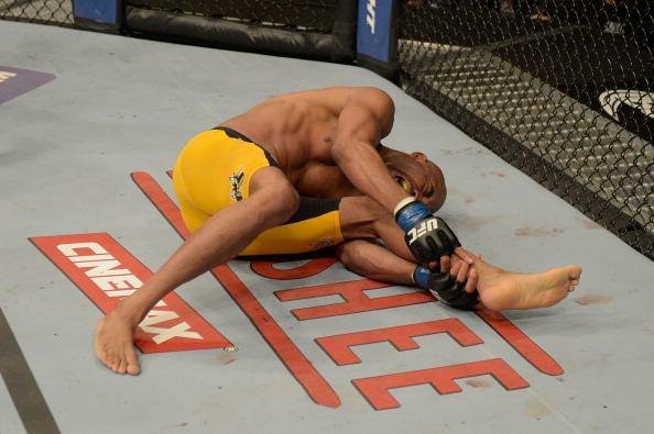 Na revanche, no UFC 168, no fim de 2013, Chris Weidman voltou a vencer Anderson Silva e manteve o cinturo. Luta ficou marcada pela grave leso do brasileiro