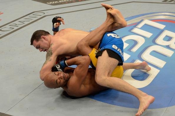 Na revanche, no UFC 168, no fim de 2013, Chris Weidman voltou a vencer Anderson Silva e manteve o cinturo. Luta ficou marcada pela grave leso do brasileiro