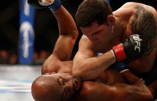 Na revanche, no UFC 168, no fim de 2013, Chris Weidman voltou a vencer Anderson Silva e manteve o cinturo. Luta ficou marcada pela grave leso do brasileiro