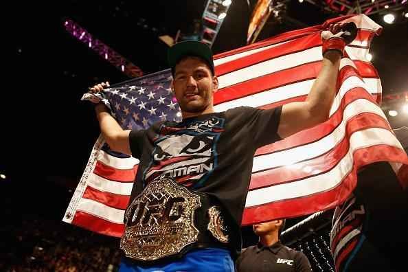 Chris Weidman venceu Vitor Belfort por nocaute tcnico na terceira defesa de cinturo do peso mdio, no UFC 187, em maio deste ano