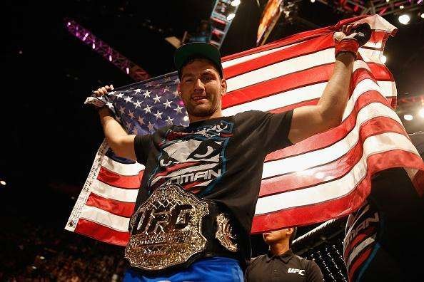 Chris Weidman venceu Vitor Belfort por nocaute técnico na terceira defesa de cinturão do peso médio, no UFC 187, em maio deste ano