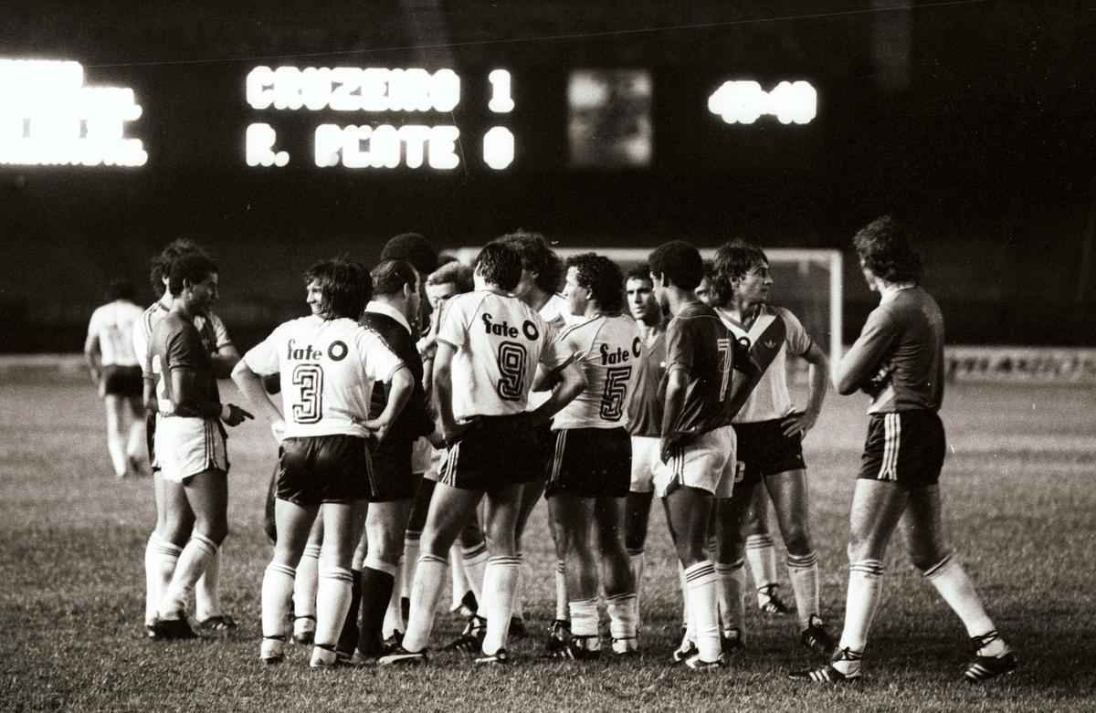 Em 1985, Cruzeiro conquistou o torneio amistoso de aniversrio de 20 anos do Mineiro, sobre o River Plate.