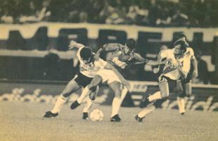No jogo da volta (foto), em 1992, Cruzeiro sofreu todo tipo de presso em Nez. Houve pedras no campo, pancadaria, Adilson Batista quebrou a perna e Luizinho e Boiadeiro foram expulsos, mas o clube celeste se classificou nos pnaltis.