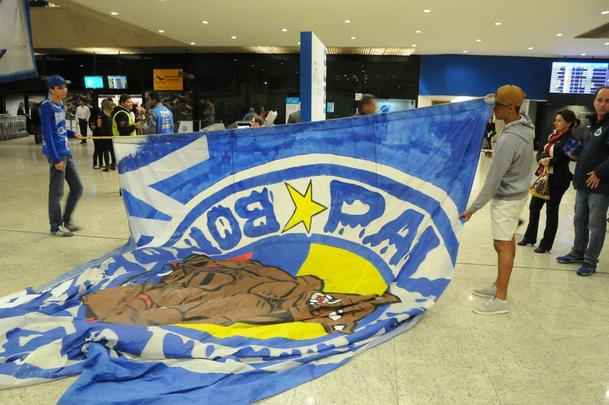 Fotos do embarque do Cruzeiro para o jogo contra o River Plate na Argentina