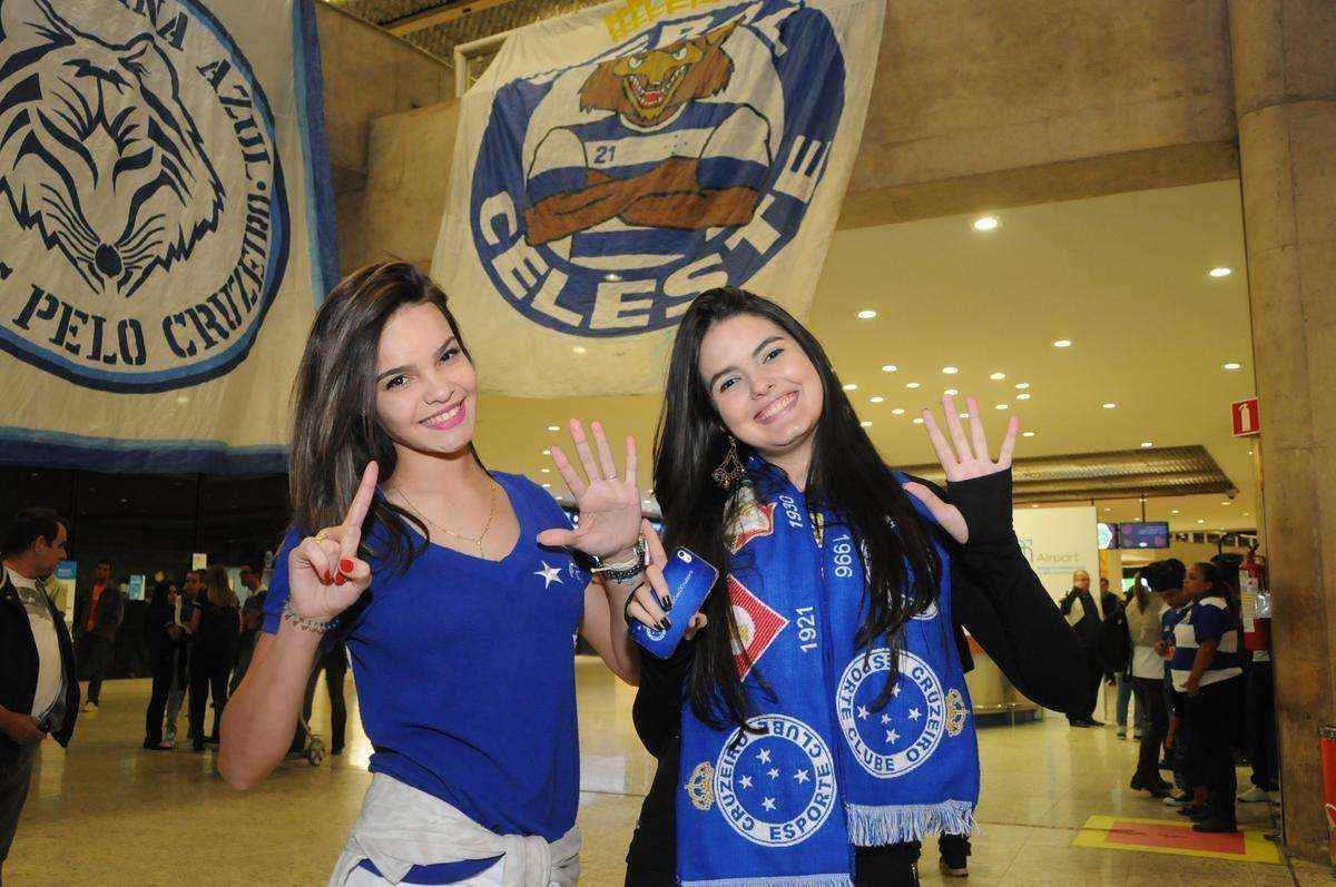 Fotos do embarque do Cruzeiro para o jogo contra o River Plate na Argentina