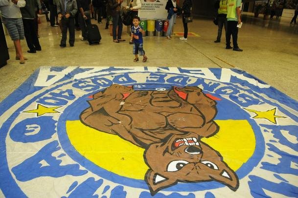 Fotos do embarque do Cruzeiro para o jogo contra o River Plate na Argentina