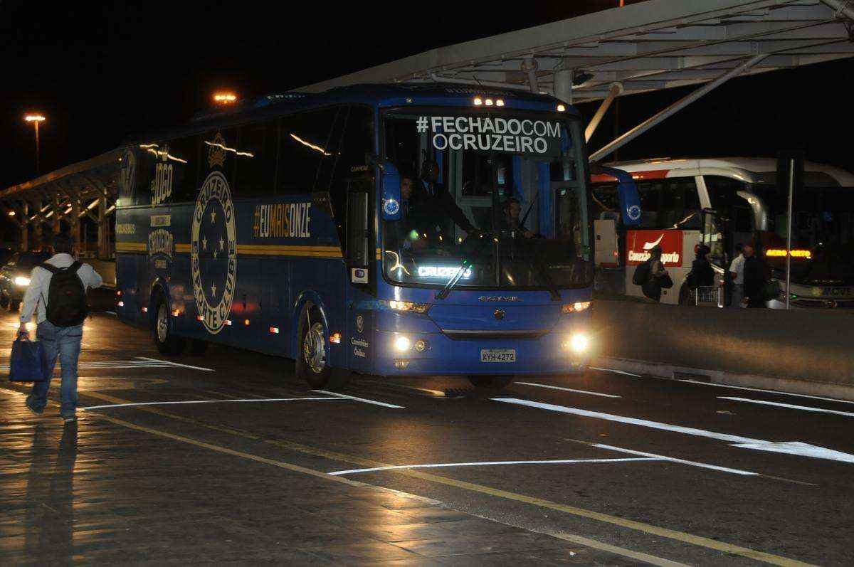 Fotos do embarque do Cruzeiro para o jogo contra o River Plate na Argentina