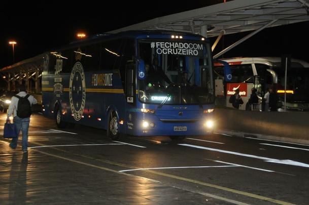 Fotos do embarque do Cruzeiro para o jogo contra o River Plate na Argentina