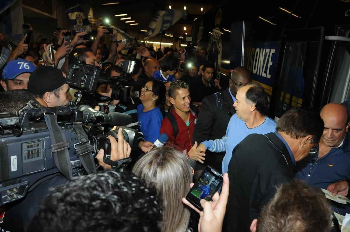 Fotos do embarque do Cruzeiro para o jogo contra o River Plate na Argentina