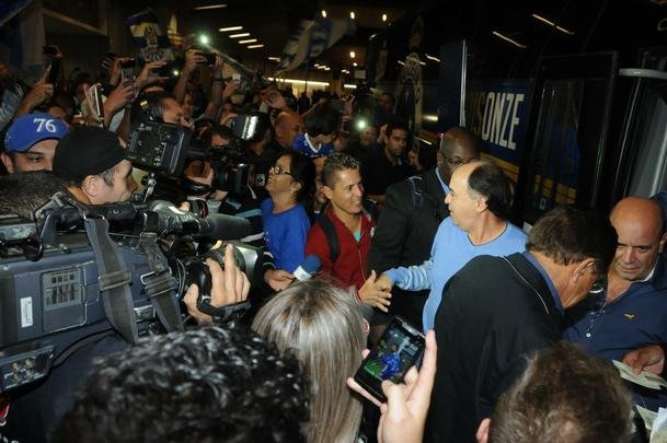 Fotos do embarque do Cruzeiro para o jogo contra o River Plate na Argentina