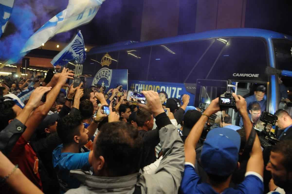 Fotos do embarque do Cruzeiro para o jogo contra o River Plate na Argentina