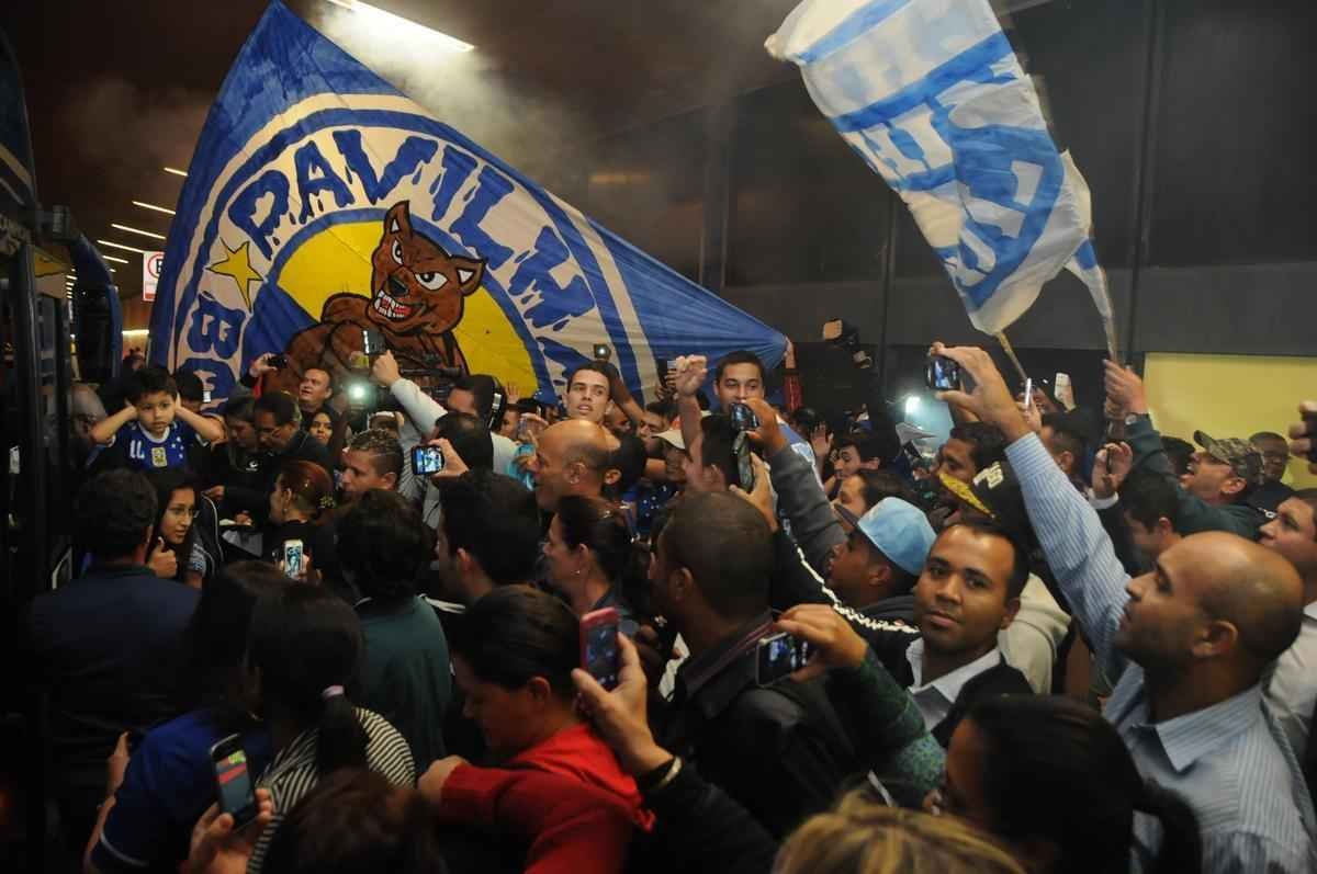 Fotos do embarque do Cruzeiro para o jogo contra o River Plate na Argentina