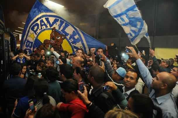 Fotos do embarque do Cruzeiro para o jogo contra o River Plate na Argentina