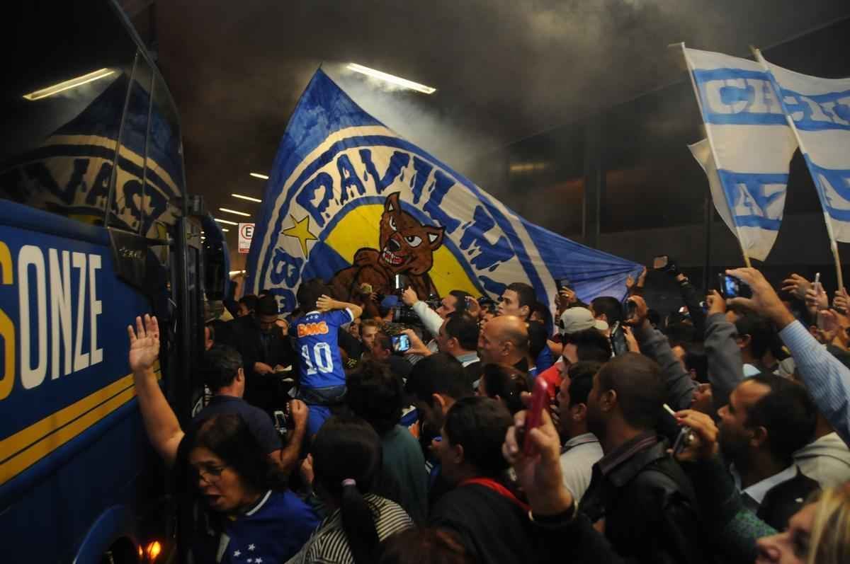 Fotos do embarque do Cruzeiro para o jogo contra o River Plate na Argentina