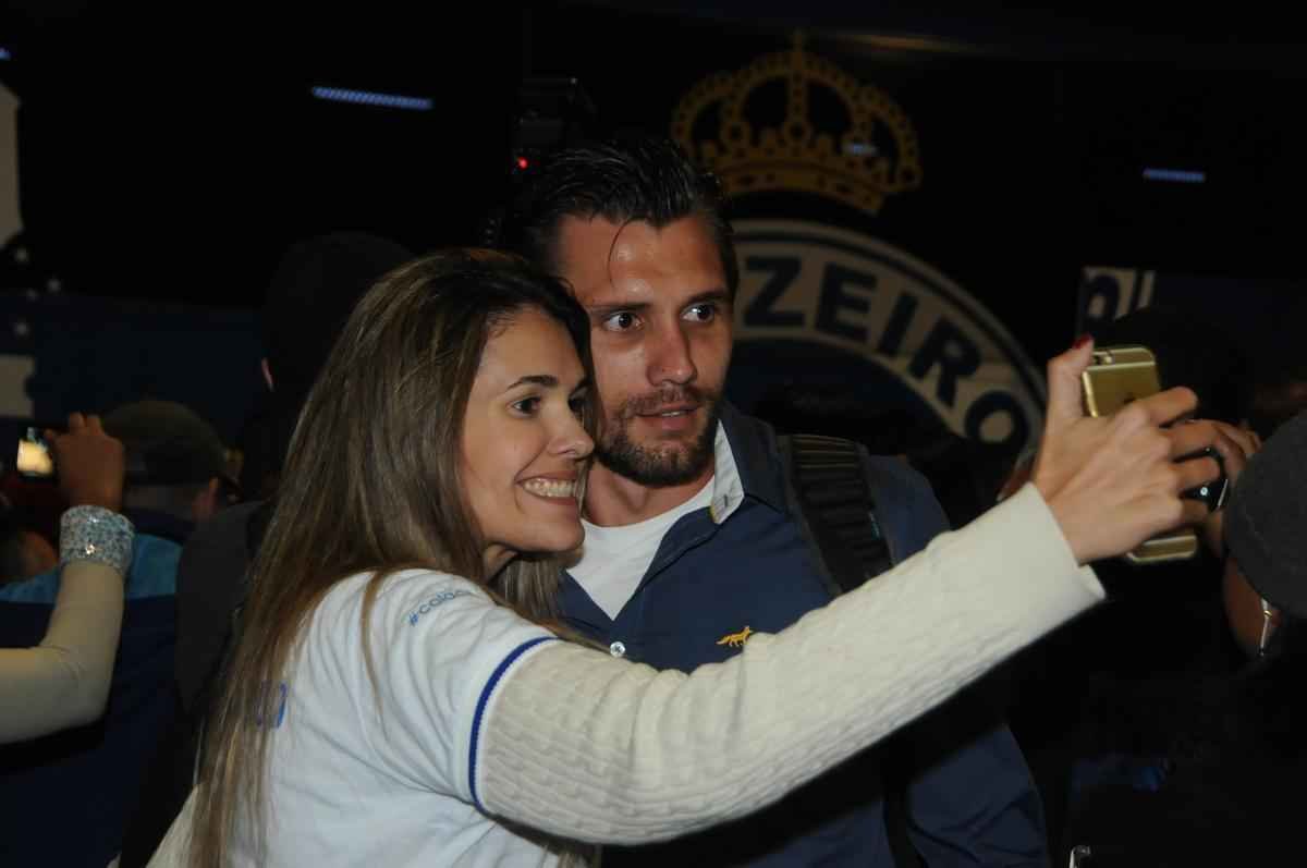 Fotos do embarque do Cruzeiro para o jogo contra o River Plate na Argentina