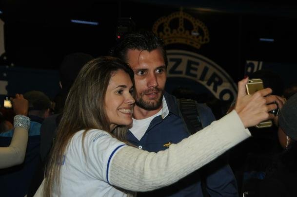 Fotos do embarque do Cruzeiro para o jogo contra o River Plate na Argentina