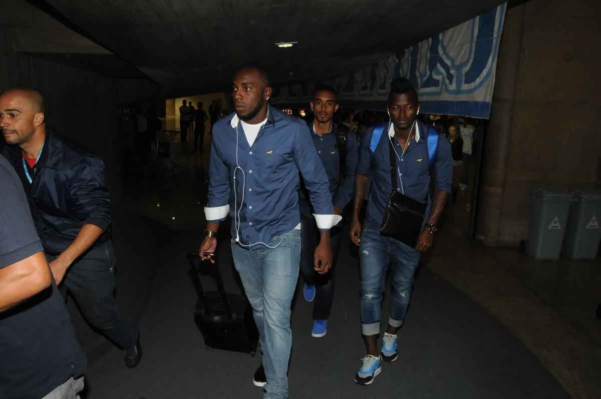 Fotos do embarque do Cruzeiro para o jogo contra o River Plate na Argentina