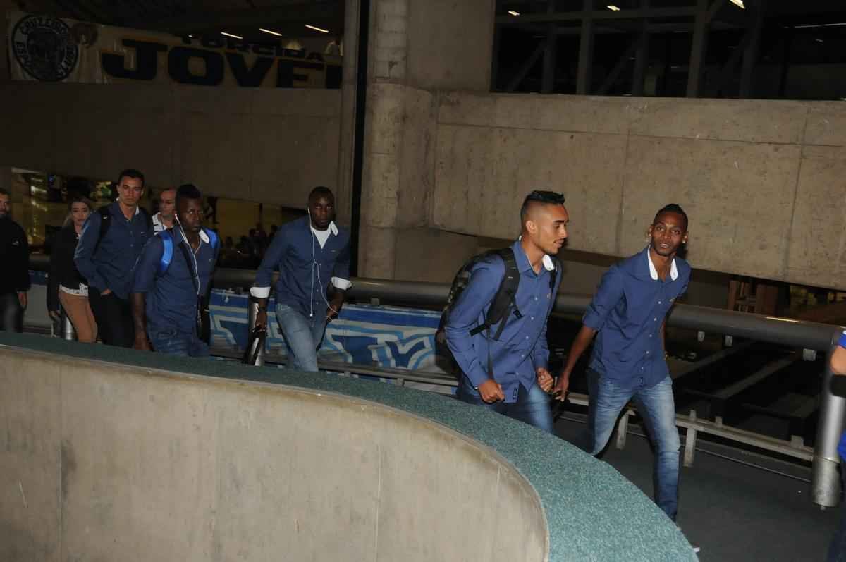 Fotos do embarque do Cruzeiro para o jogo contra o River Plate na Argentina