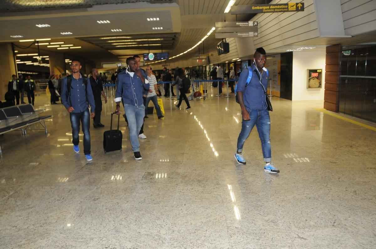 Fotos do embarque do Cruzeiro para o jogo contra o River Plate na Argentina