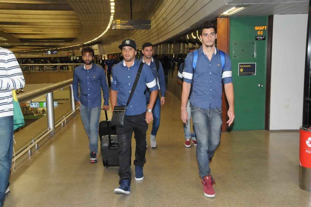 Fotos do embarque do Cruzeiro para o jogo contra o River Plate na Argentina