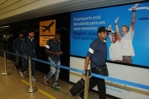 Fotos do embarque do Cruzeiro para o jogo contra o River Plate na Argentina