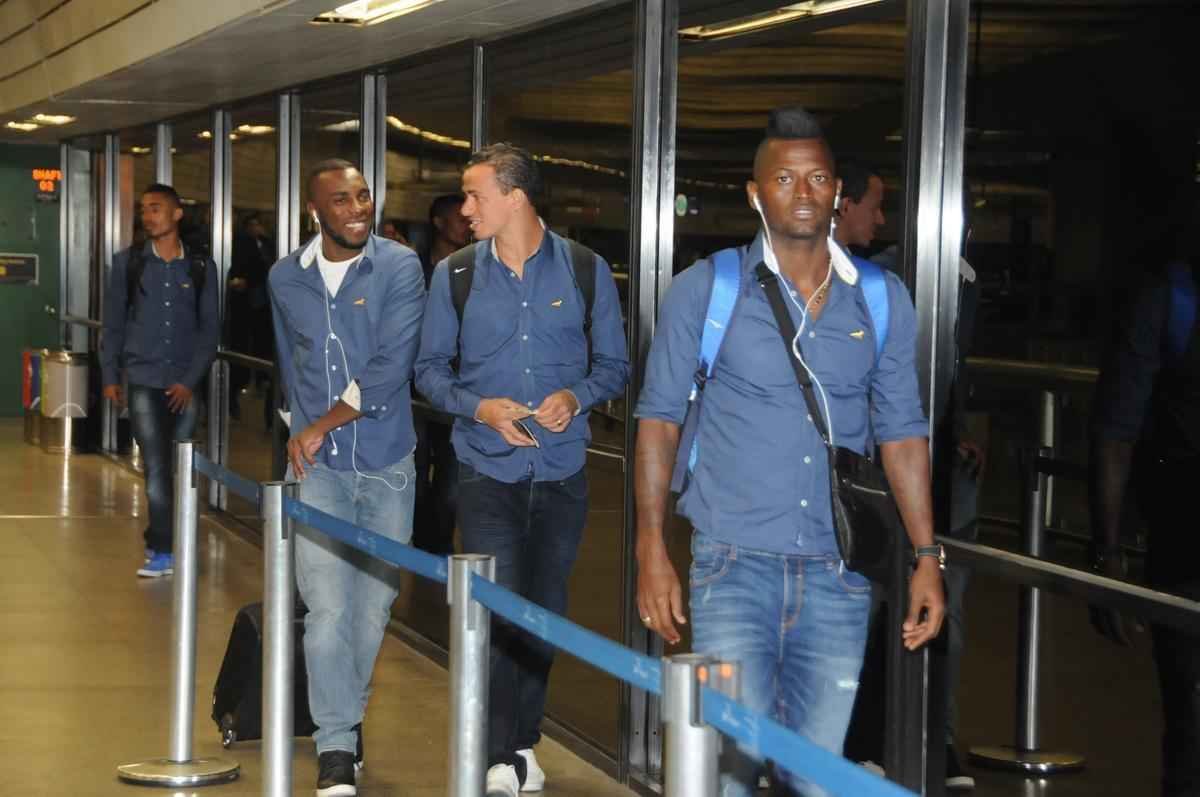Fotos do embarque do Cruzeiro para o jogo contra o River Plate na Argentina