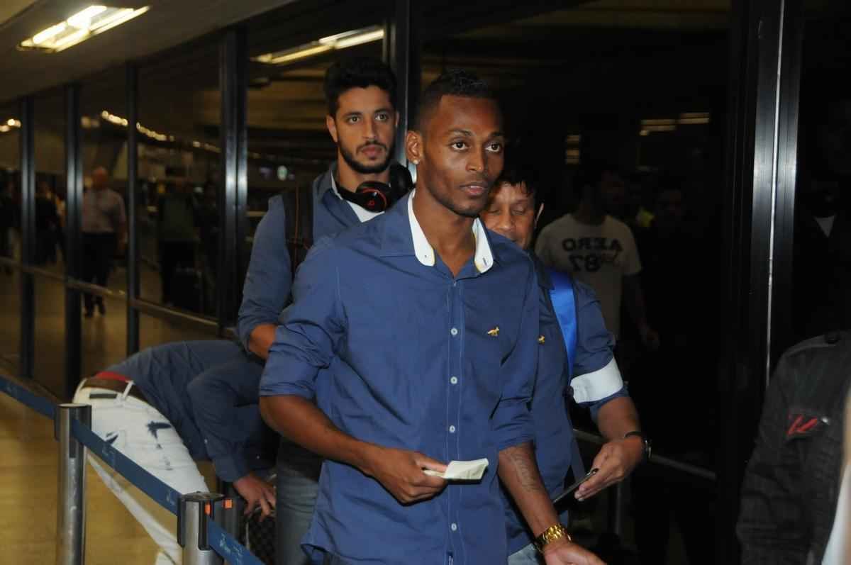 Fotos do embarque do Cruzeiro para o jogo contra o River Plate na Argentina