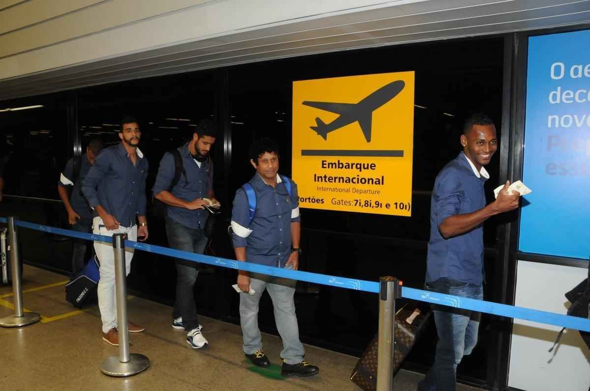 Fotos do embarque do Cruzeiro para o jogo contra o River Plate na Argentina
