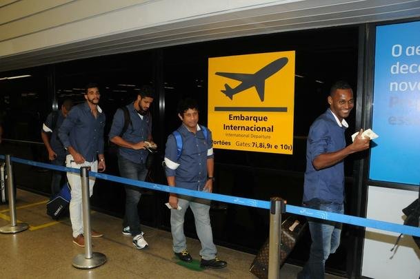 Fotos do embarque do Cruzeiro para o jogo contra o River Plate na Argentina