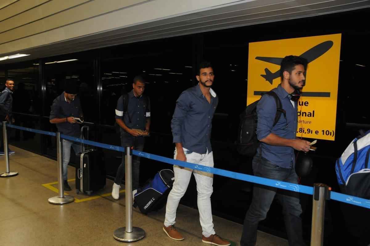 Fotos do embarque do Cruzeiro para o jogo contra o River Plate na Argentina