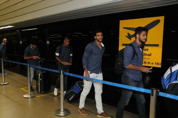 Fotos do embarque do Cruzeiro para o jogo contra o River Plate na Argentina