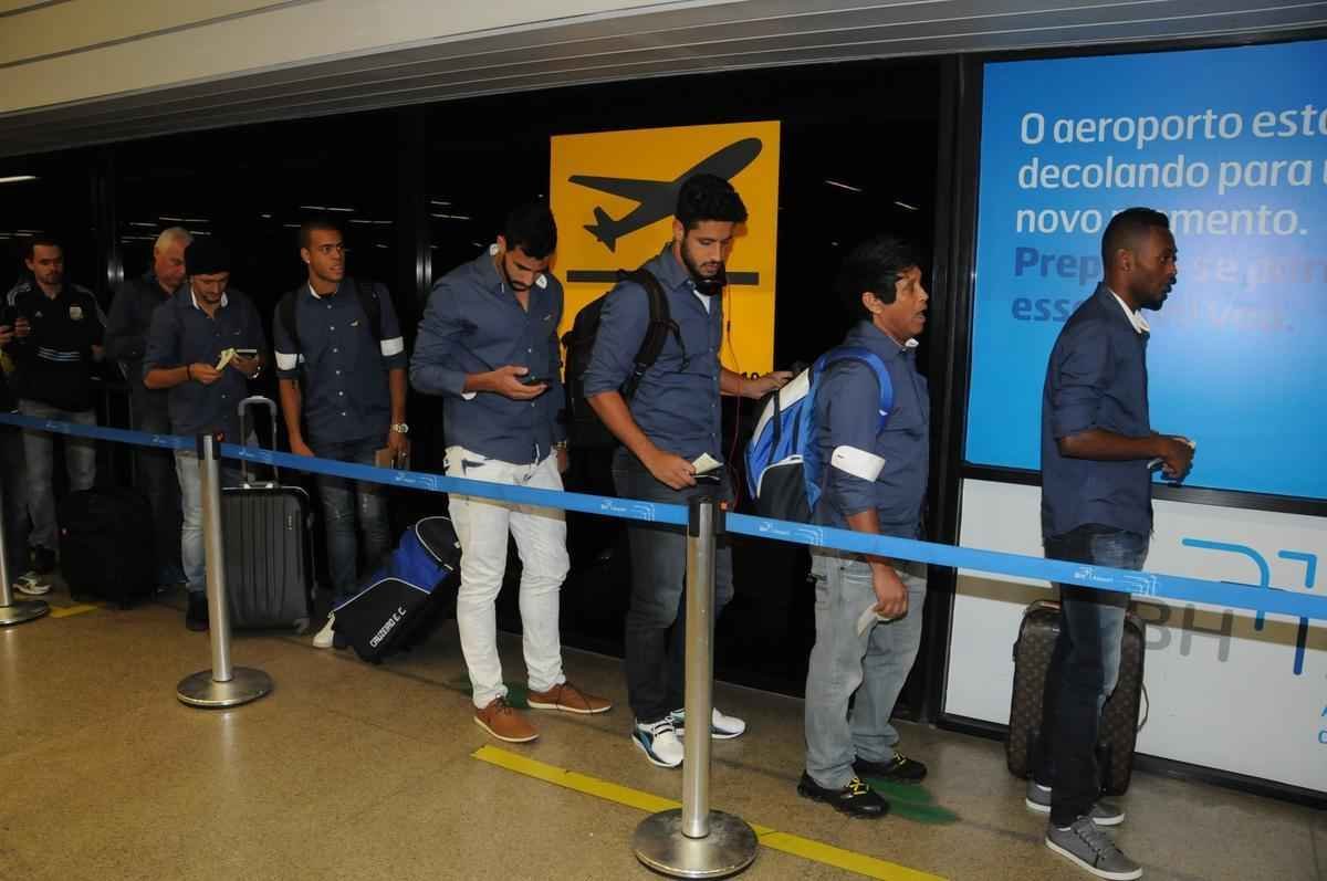 Fotos do embarque do Cruzeiro para o jogo contra o River Plate na Argentina