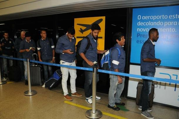 Fotos do embarque do Cruzeiro para o jogo contra o River Plate na Argentina