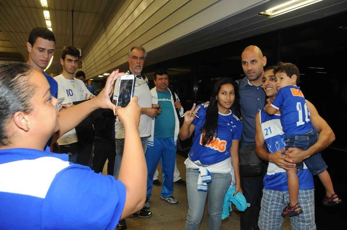 Fotos do embarque do Cruzeiro para o jogo contra o River Plate na Argentina
