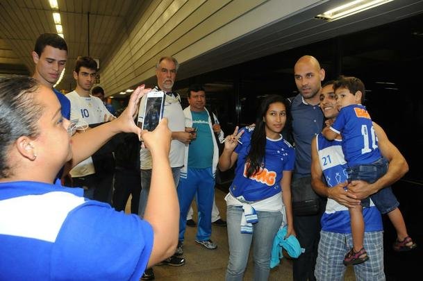 Fotos do embarque do Cruzeiro para o jogo contra o River Plate na Argentina