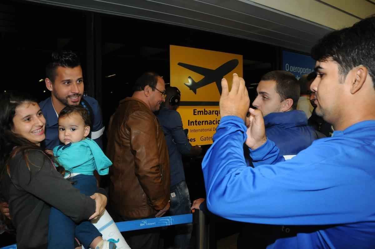 Fotos do embarque do Cruzeiro para o jogo contra o River Plate na Argentina