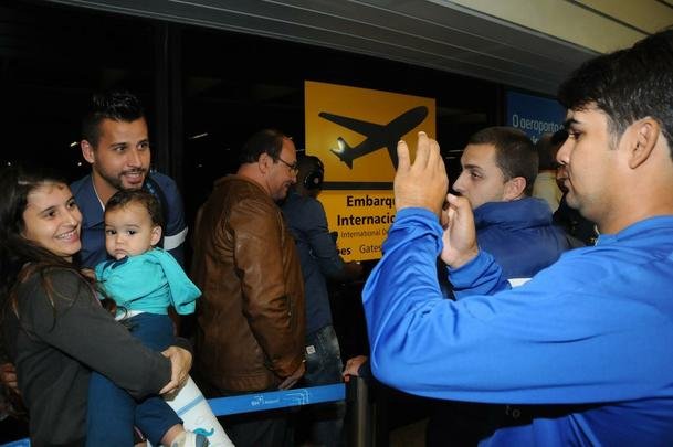 Fotos do embarque do Cruzeiro para o jogo contra o River Plate na Argentina