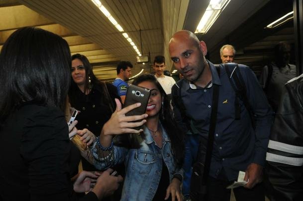 Fotos do embarque do Cruzeiro para o jogo contra o River Plate na Argentina