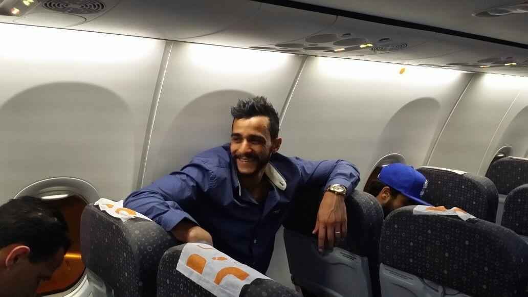 Fotos da delegao e de torcedores do Cruzeiro no trajeto entre Belo Horizonte e Buenos Aires, capital da Argentina, onde o time enfrenta o River Plate, nesta quinta-feira, s 22h, pelo jogo de ida das quartas de final da Copa Libertadores.