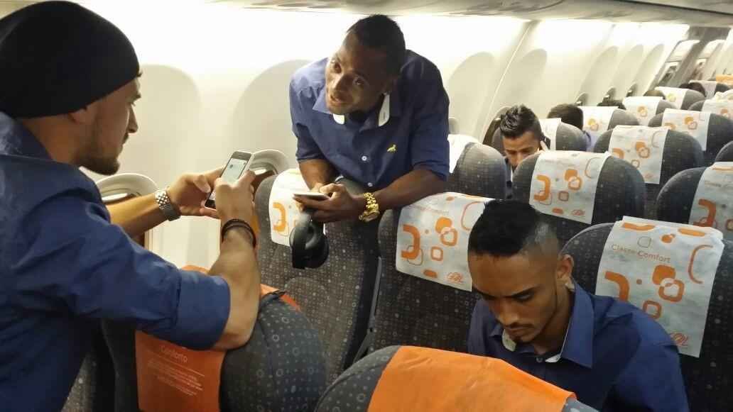 Fotos da delegao e de torcedores do Cruzeiro no trajeto entre Belo Horizonte e Buenos Aires, capital da Argentina, onde o time enfrenta o River Plate, nesta quinta-feira, s 22h, pelo jogo de ida das quartas de final da Copa Libertadores.